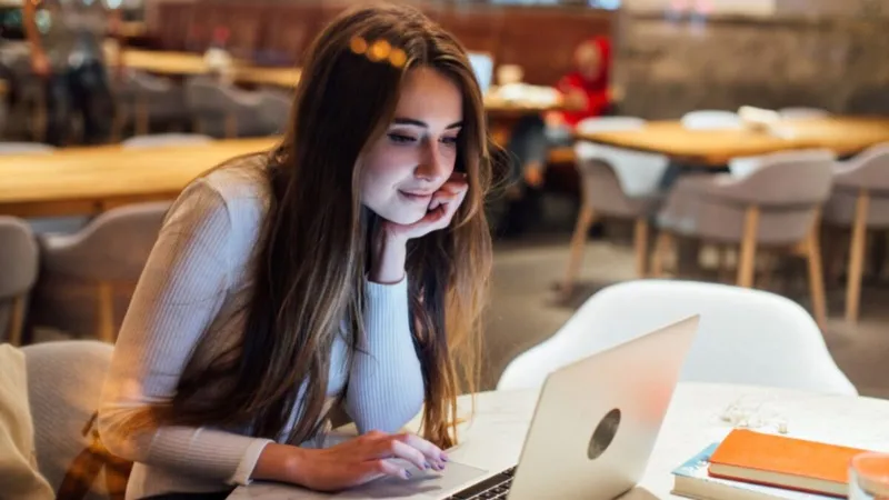 Las universidades detectan trabajos hechos con IA. Los alumnos responden empeorándolos a propósito