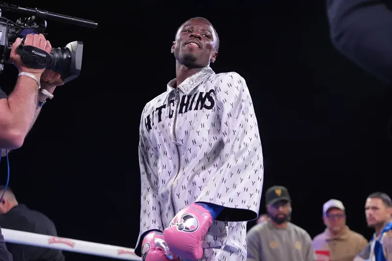 Richardson Hitchins se estrenó con victoria en velada de Zuffa Boxing ante el mexicano Salas