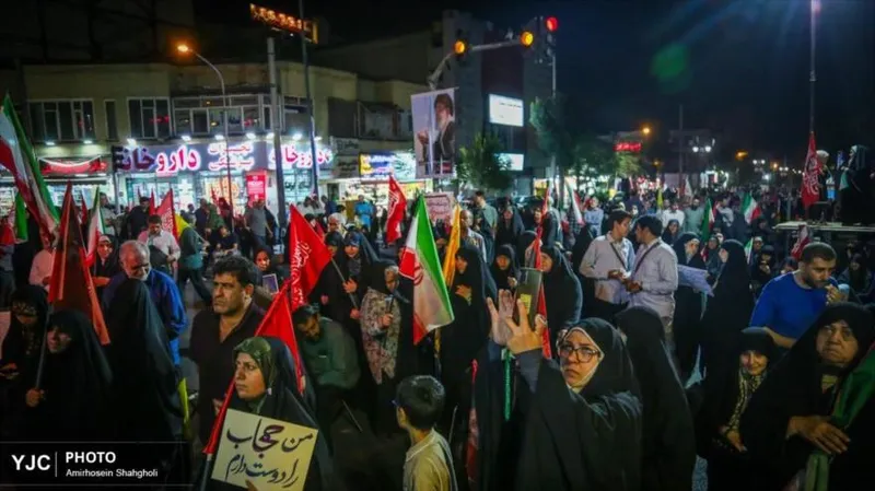 Concentraciones nocturnas mantienen viva la unidad iraní ante enemigos