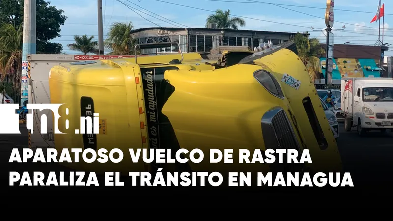 ¡Caos en la Rotonda Universitaria! Rastra se vuelca y paraliza el tránsito