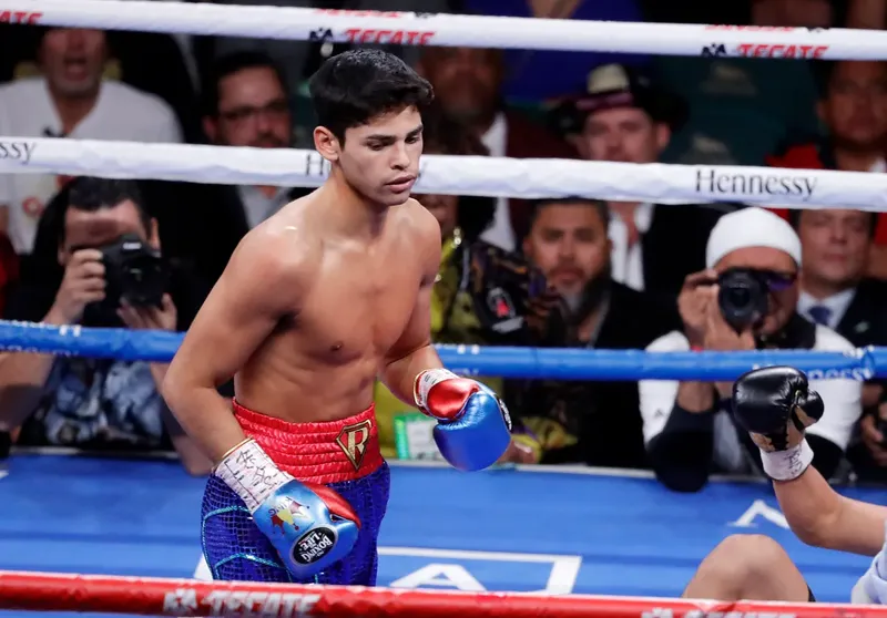 Ryan García ataca nuevamente a Óscar de la Hoya por dudar sobre la pelea ante Benn
