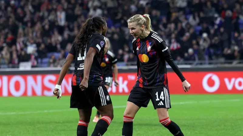 El once del Lyon para enfrentar al Barça en la final