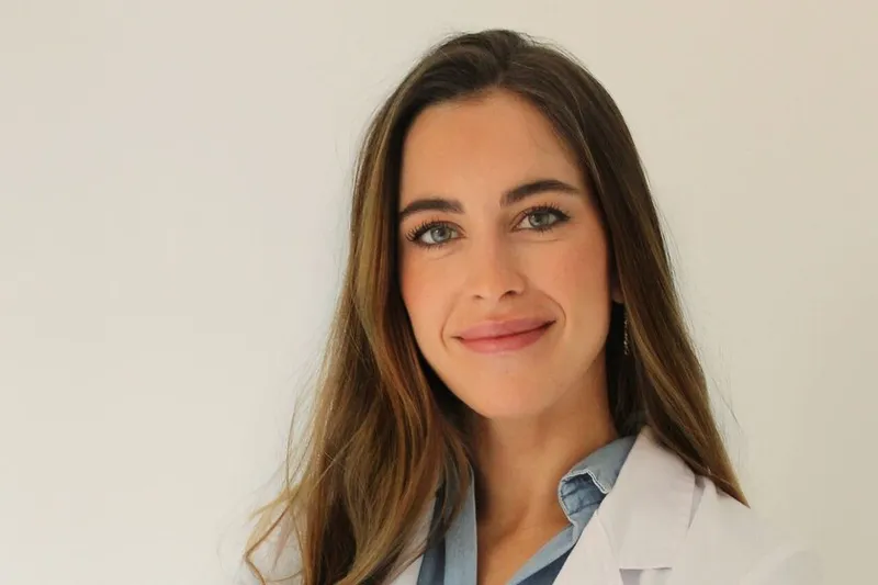 María Rogel, dermatóloga: "Los cabellos finos deben evitar champús hidratantes y densos, es mejor usar champús suaves y ligeros para dar volumen"