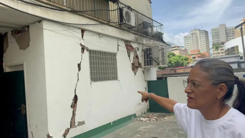 "Las paredes de mi departamento hay que tumbarlas": venezolana muestra cómo los sismos destruyeron su hogar | Video