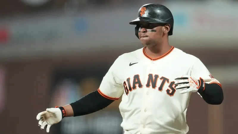 Lesión aleja a Rafael Devers de su objetivo de alcanzar marca de jonrones con los Giants