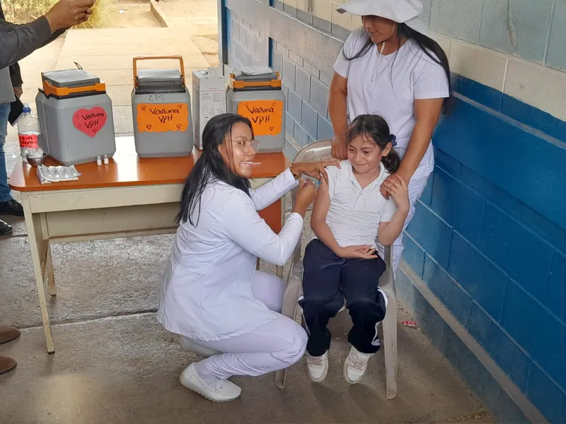 Aplican vacuna contra el VPH a niños y a adolescentes en el Colegio Sacuanjoche