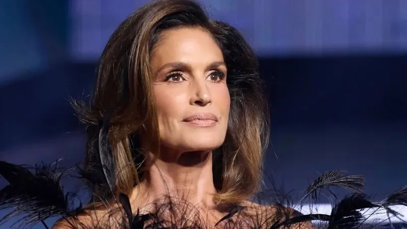 Tom Brady, Cindy Crawford y Paris Hilton desfilan para la colección Crucero de Gucci en Nueva York