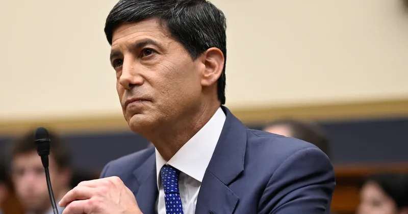Warsh deja entrever que la Fed podría subir las tasas si persiste la inflación