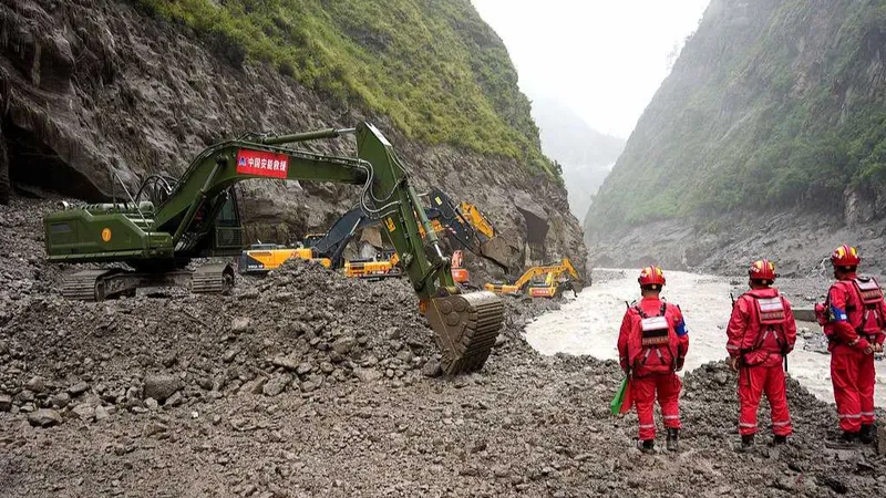 Continúan los trabajos viales para restablecer la conexión con el puerto de Gyirong
