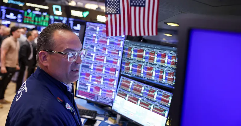 S&P 500 cae tras repunte del petróleo antes de la Fed y los resultados de Meta y Microsoft