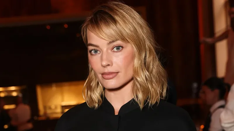 Margot Robbie lleva el 'look' favorito de las francesas para una cita romántica