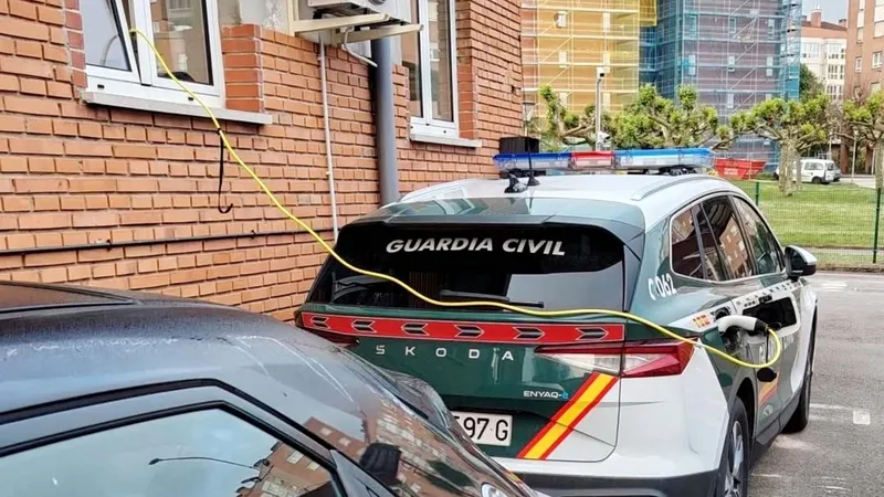 La Guardia Civil denuncia la dejadez de este cuartel a la hora de recargar los coches eléctricos adquiridos para patrullar: sirven, si tienen batería
