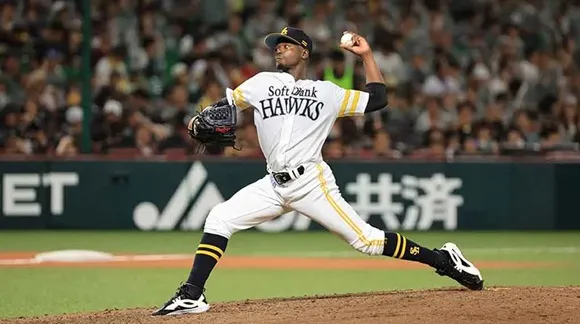 El cubano Moinelo impulsa al SoftBank en la serie japonesa