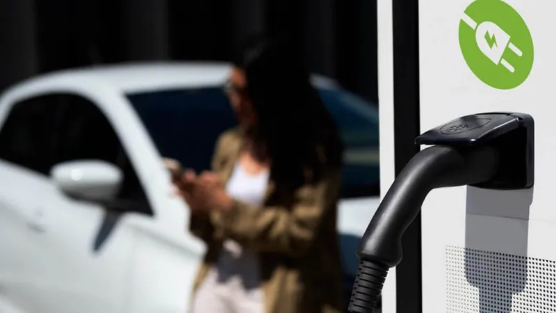 Más de 600.000.000 de euros y ocho ubicaciones estratégicas: el Gobierno prepara un cambio histórico para viajar en coche eléctrico