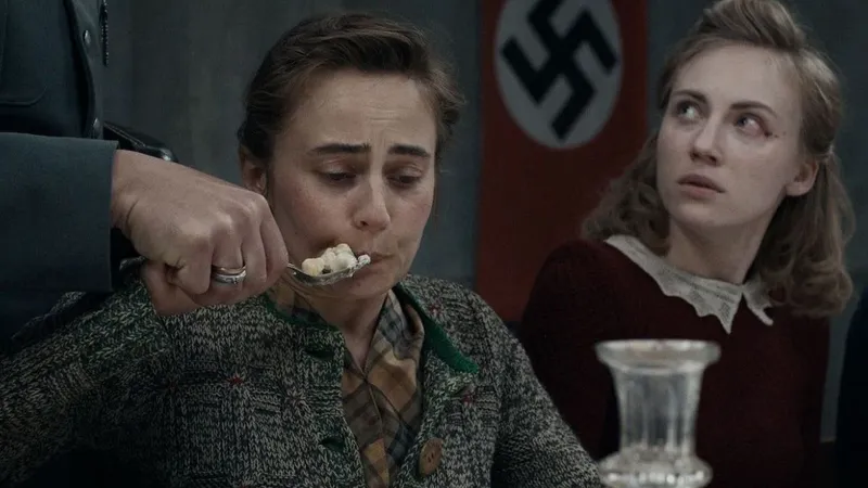 Cómo la guerra se cuela en los detalles domésticos: 'Las catadoras de Hitler' retrata la tortura de las mujeres en la Guarida del Lobo