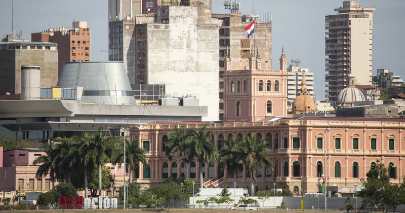 Banco paraguayo Ueno busca reforzar su capital en medio de caída de bonos y escrutinio regulatorio