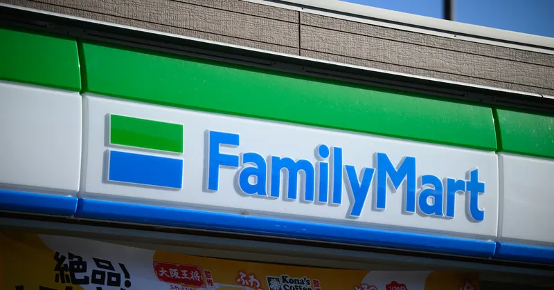 ¿Qué hacía Lady Gaga limpiando el piso y manejando la caja en una tienda de FamilyMart en Japón?