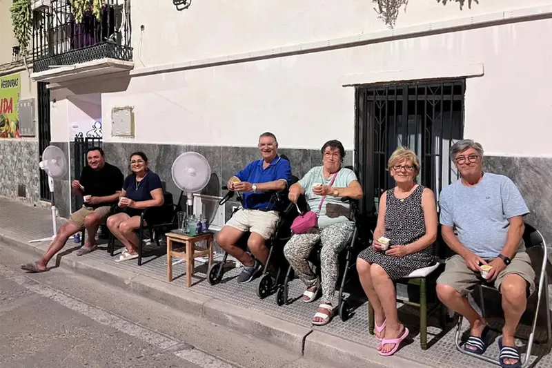 Este pueblo de Zaragoza ha vuelto a hacer historia batiendo su propio récord en salir a la fresca: "Convocamos a 200 vecinos y fuimos casi 400"