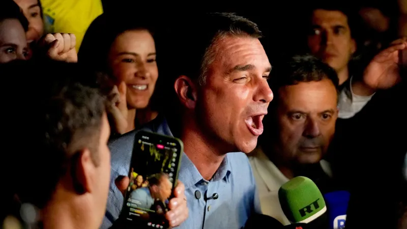 Flavio Bolsonaro advierte que cambiará la Constitución si gana balotaje
