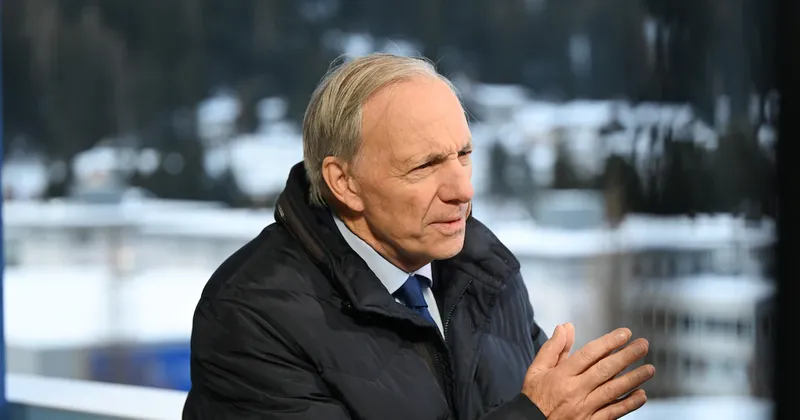 Multimillonario Ray Dalio advierte que EE.UU. podría enfrentar una crisis de deuda en unos tres años
