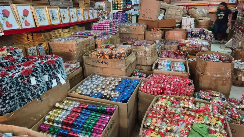 Mercado Oriental se abastece de adornos navideños y productos para la Purísima