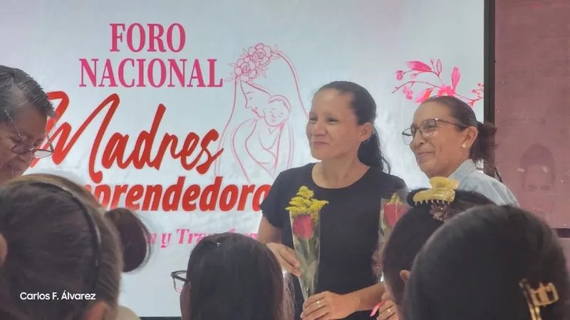 Madres emprendedoras fortalecen sus negocios con herramientas tecnológicas