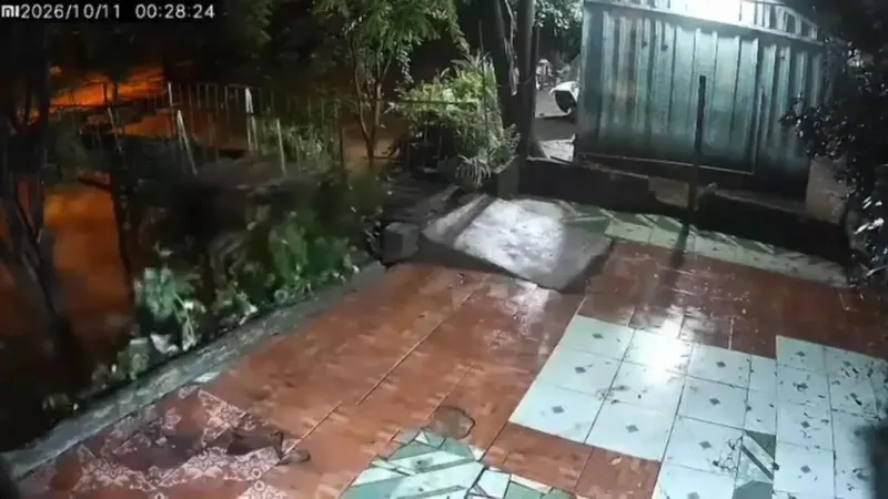 Cámara capta a hombre huyendo sin ropa en Masaya