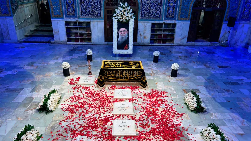El ayatolá Alí Jameneí ya descansa en el santuario del Imam Reza