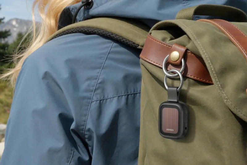 Cuesta casi la mitad que un AirTag y funciona con iPhone: así es el localizador que se recarga con el sol