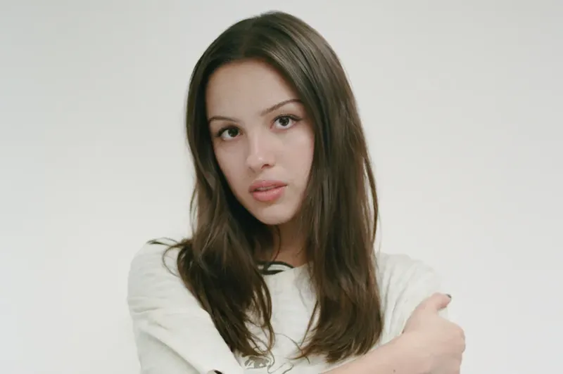 Olivia Rodrigo logra su tercer álbum No. 1 en el Billboard 200 con ‘You Seem Pretty Sad for a Girl So in Love’