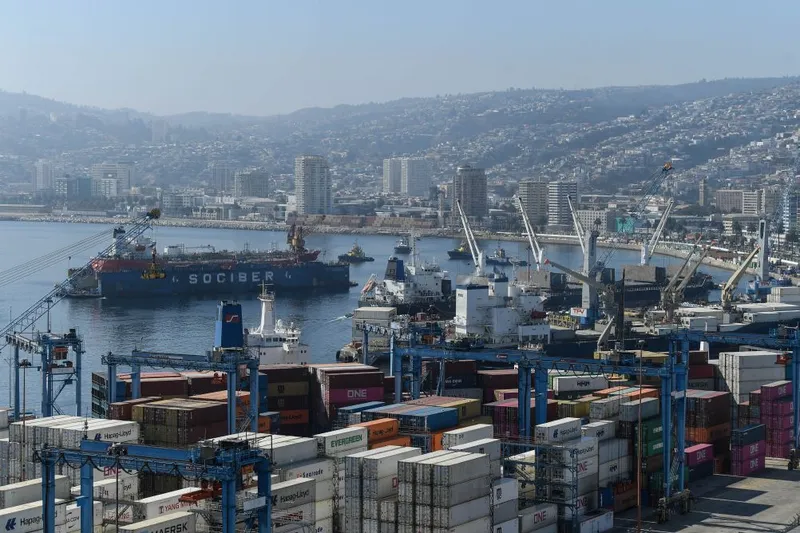 Comienzan a operar vehículo 100% eléctrico de tecnología china para transportar carga en puerto chileno de Valparaíso