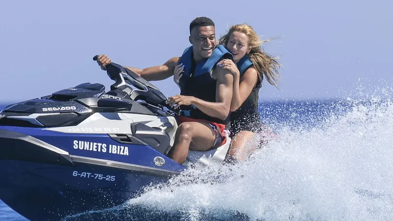 Ester Expósito y Kylian Mbappé: las fotos de su romántico viaje de despedida en Ibiza antes del Mundial 2026