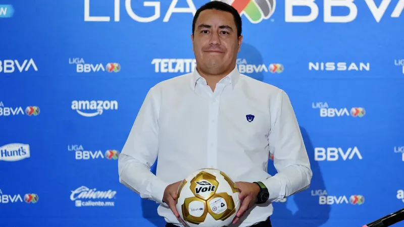 Efraín Juárez y su polémica felicitación al silbante Daniel Quintero Huitrón
