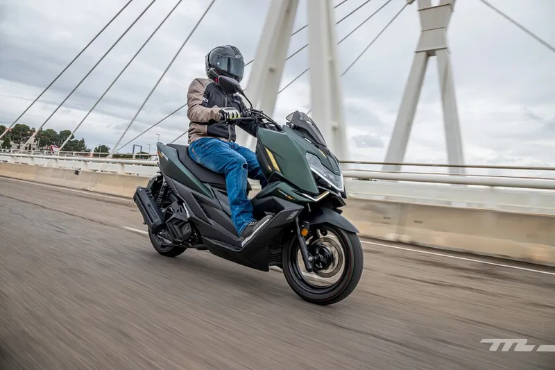 China ha empezado el asedio a la moto más vendida de España. Me he subido a la Zontes 125X y por 2.688 euros mete miedo