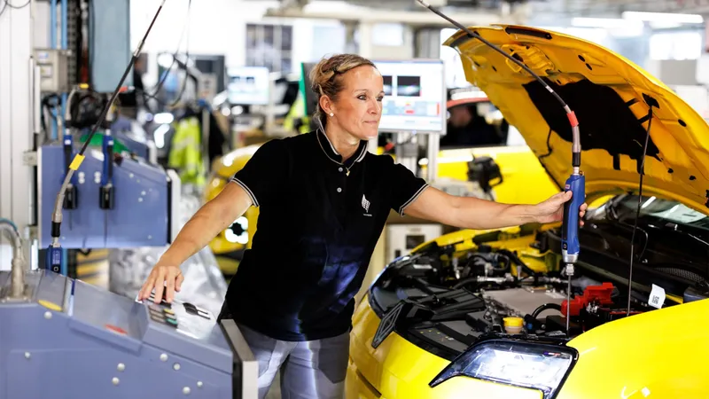 Renault se deja seducir por China: el CEO admite que escuchará ofertas como han hecho Ford y Stellantis