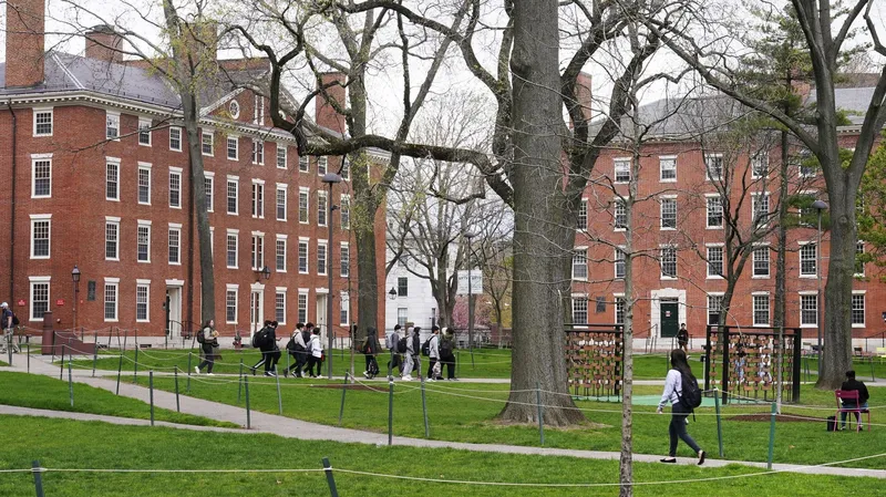 La política de visados para estudiantes en EEUU "se ha vuelto profundamente divisiva", dice un medio