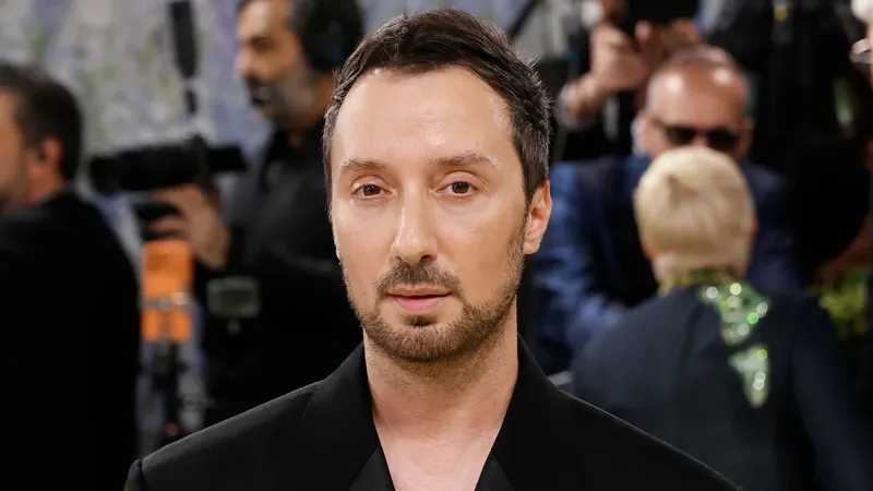 Ya es oficial, Anthony Vaccarello se despide de Saint Laurent después de una década