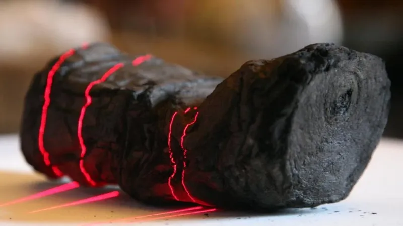 El Vesubio convirtió este papiro en un bloque de carbón hace casi 2.000 años. La inteligencia artificial logró leerlo sin abrirlo y podría devolvernos cientos de obras perdidas de la Antigüedad