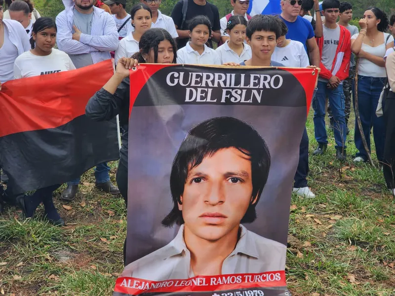 Jóvenes realizan senderismo histórico en homenaje a héroes revolucionarios