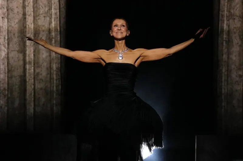 Céline Dion rompió a llorar en su regreso a los escenarios