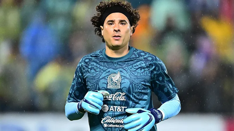 ¿Y el homenaje? Guillermo Ochoa se lastimó previo al partido ante Chequia
