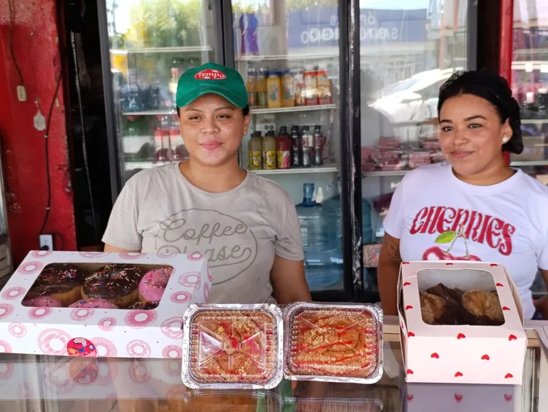 ¿Buscas las flores perfectas o un delicioso pastel para el Día de las Madres?