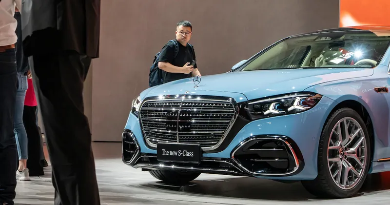 Mercedes-Benz rebaja sus previsiones por la crisis en China y sus acciones caen hasta 5,5%