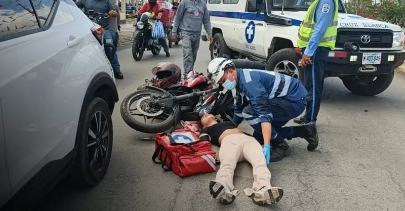 Joven motociclista resulta golpeada tras chocar con auto en Managua
