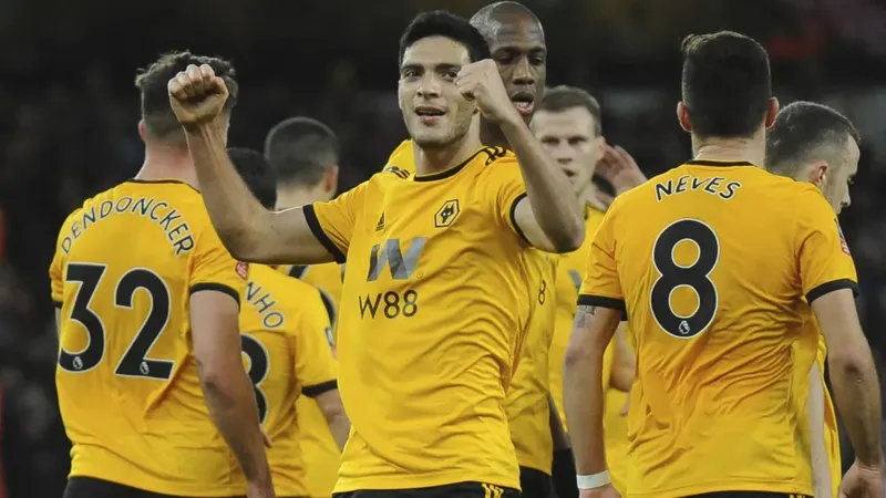 Regreso de película para Raúl Jiménez al salvar de último minuto el debut de los Wolves