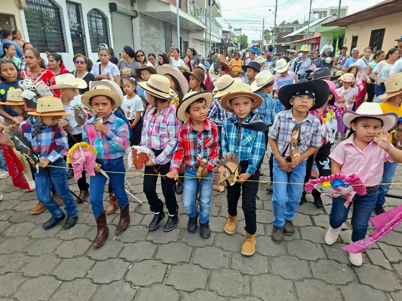 Juigalpa: más de 1500 niños y niñas participan en desfile a caballito de palo