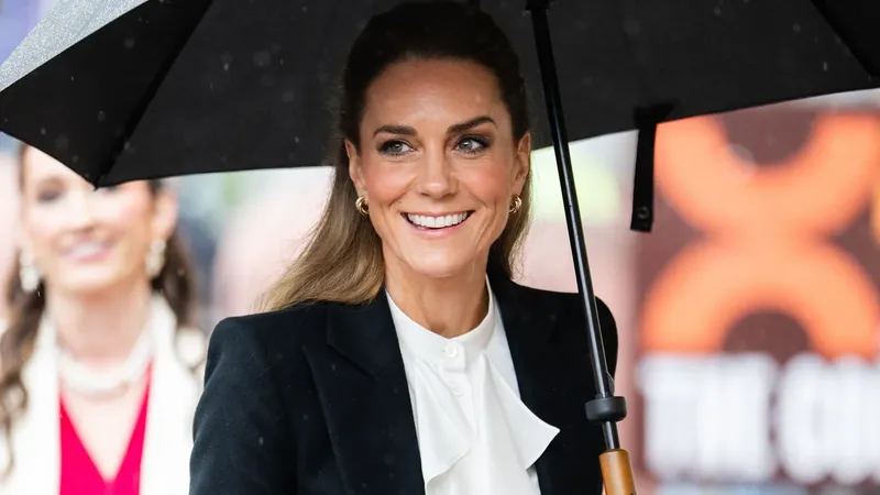 Kate Middleton nos enseña cómo llevar blusas de abuela de la forma más elegante en otoño 2026