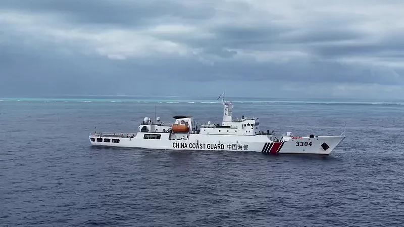 La Guardia Costera de China realiza un ejercicio de aplicación de la ley cerca de la isla de Huangyan