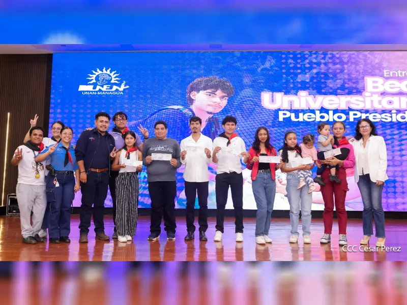 Estudiantes de la UNAN-Managua reciben Becas Pueblo Presidente
