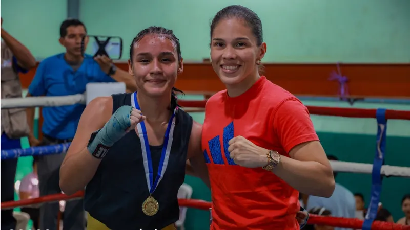 Nataly Delgado motiva a nuevas generaciones durante velada boxística en Managua